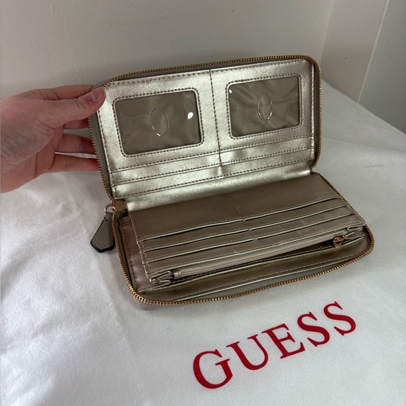 🎉4/30$🎉 GUESS Pale Grey Zip Wallet – Minimalist & Sleek ✨ - Picture 4 of 4